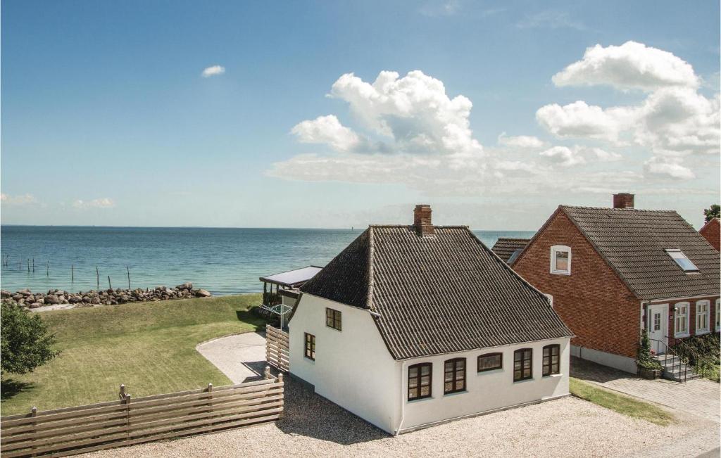 una vista aérea de una casa junto al océano en Nice Home In Rudkbing With Kitchen en Spodsbjerg