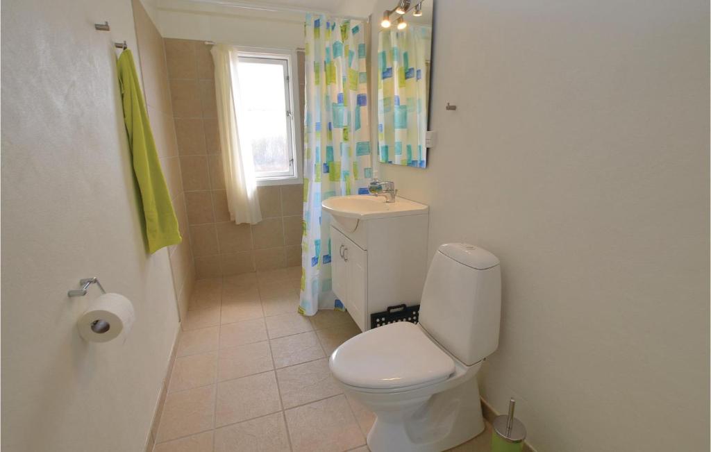 Koupelna v ubytování Three-Bedroom Holiday Home In Augustenborg