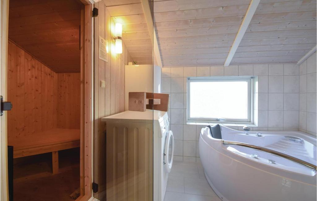 Koupelna v ubytování Holiday Home Pøt Strandby Juelsminde T