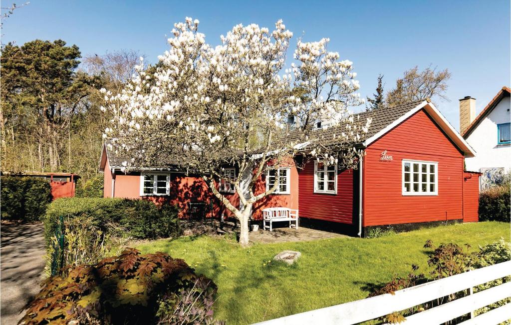SnogebækにあるLienの木の前の赤い家