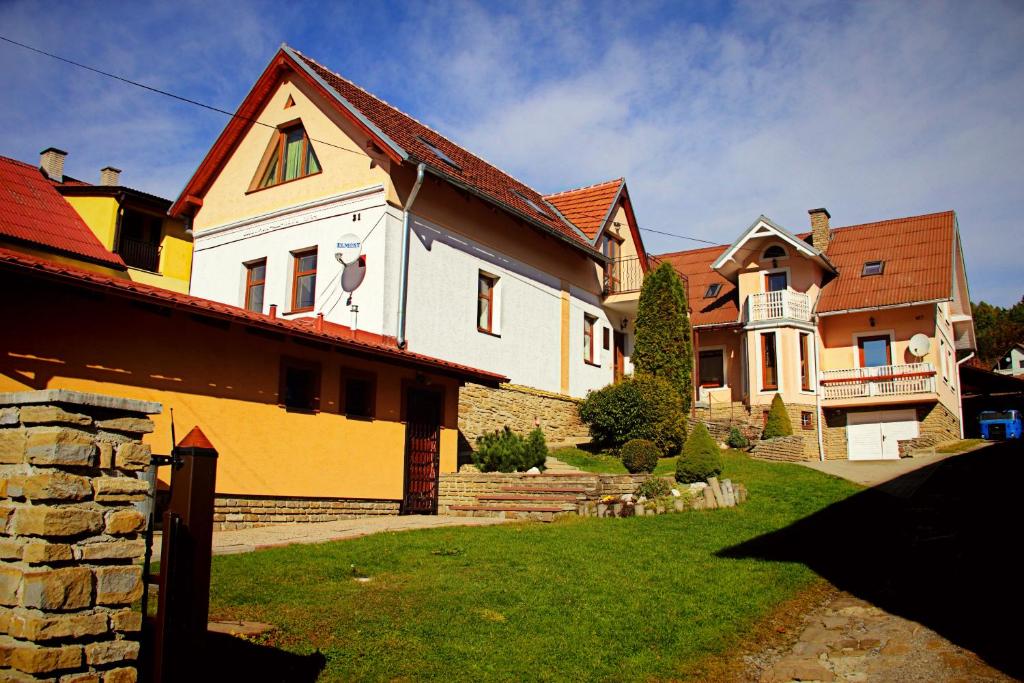 Vila Dravce في Dravce: بيت ابيض كبير بسقف احمر