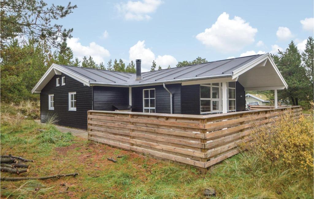 Το κτήριο όπου στεγάζεται  η παραθεριστική κατοικία