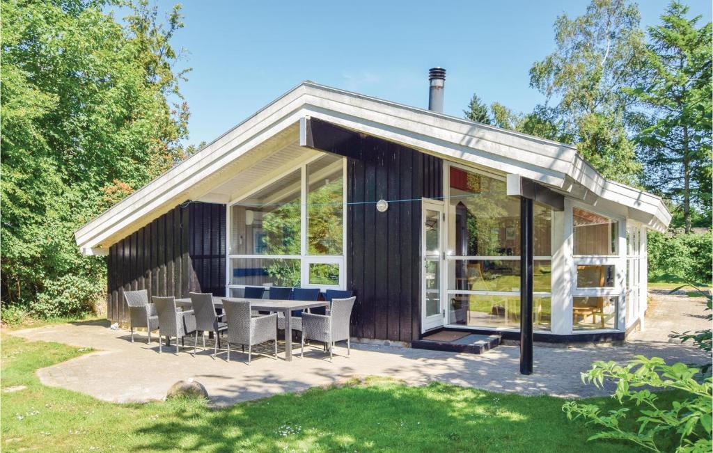 SkattebølleにあるStunning Home In Tranekr With 4 Bedrooms And Saunaの小屋