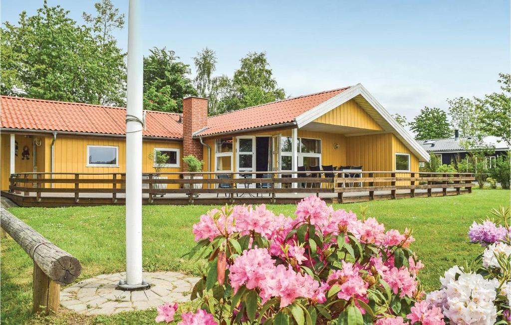 Sønderbyにある4 Bedroom Amazing Home In Juelsmindeのピンクの花が咲く黄色い家