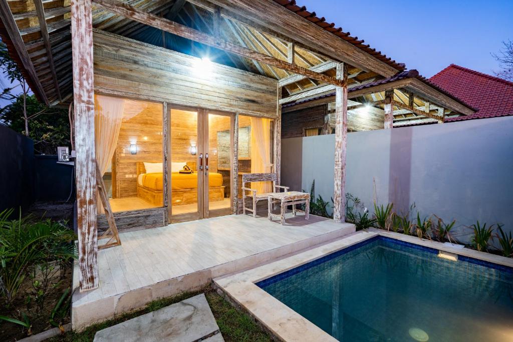 a house with a swimming pool and a bedroom at Lembongan summer in Nusa Lembongan