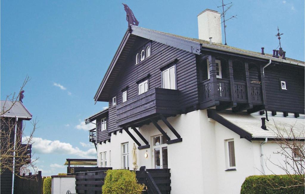 Casa en blanco y negro con balcón en Awesome Apartment In Hornbk With House Sea View, en Hornbæk