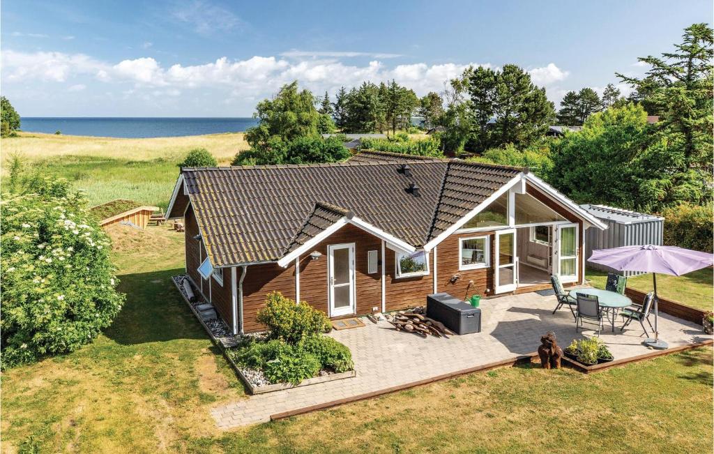 uma vista superior de uma pequena casa com um pátio em Amazing Home In Kalundborg With Kitchen em Kalundborg