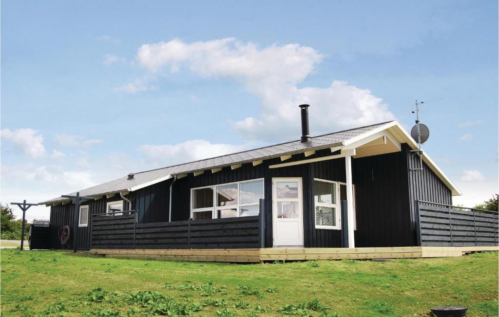ノーポにあるBeautiful Home In Nordborg With 3 Bedrooms, Sauna And Wifiの草原のある黒い家