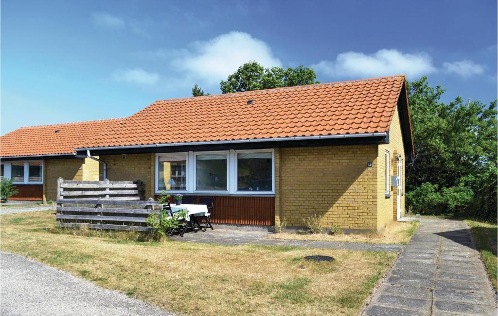 una pequeña casa amarilla con techo naranja en Beautiful Home In Nrre Nebel With Wifi en Nymindegab