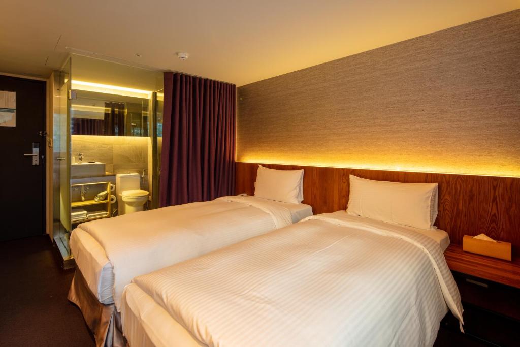 Postel nebo postele na pokoji v ubytování Goodmore Hotel