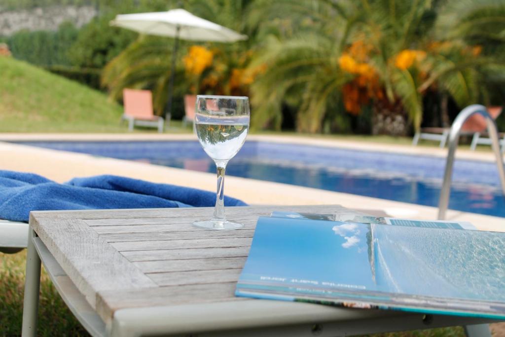 una mesa con ordenador portátil y una copa de vino en loftOtel canet, en Esporles