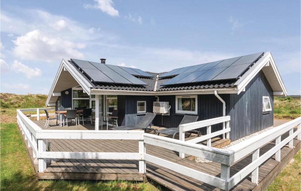 ヘンネ・ストランドにあるAwesome Home In Henne With 3 Bedrooms, Sauna And Wifiのデッキに太陽電池パネルを敷いた黒い家