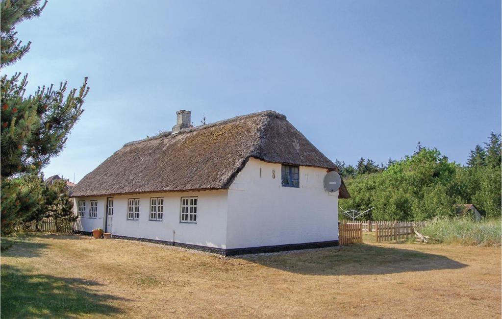 Cette petite maison blanche est dotée d'un toit de chaume. dans l'établissement 1 Bedroom Awesome Home In Nrre Nebel, à Nymindegab