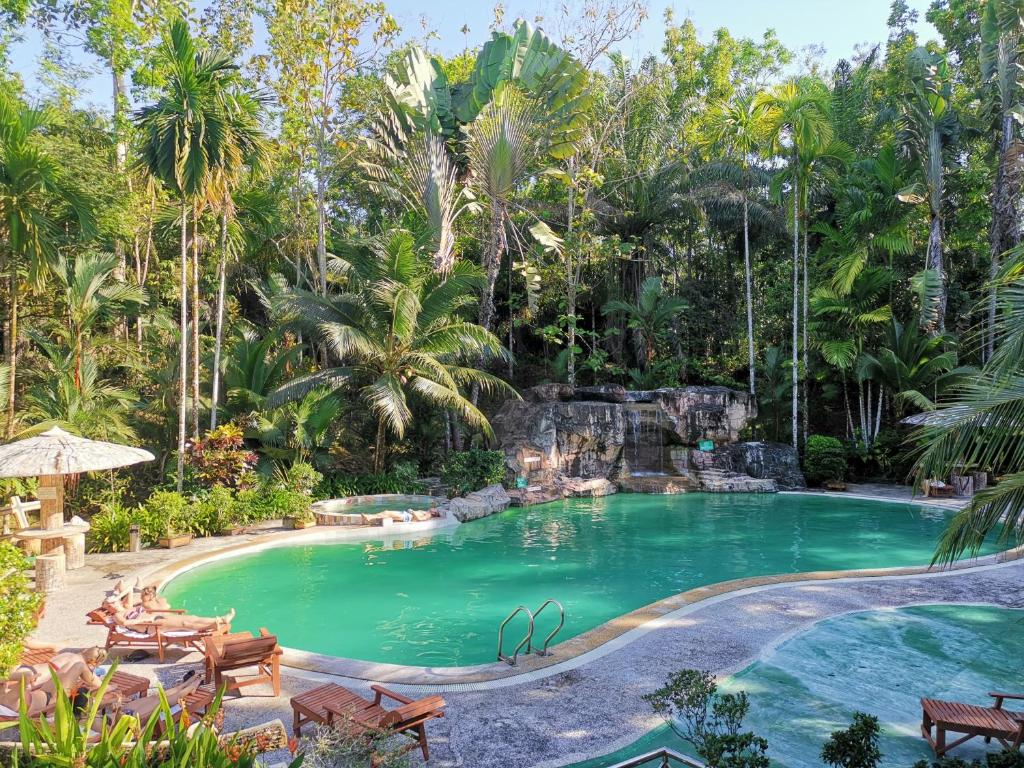 Bazén v ubytování Sepilok Jungle Resort nebo v jeho okolí