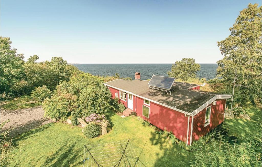 グドイェムにあるAmazing Home In Gudhjem With 3 Bedrooms And Wifiの海の背後にある赤い家の空見