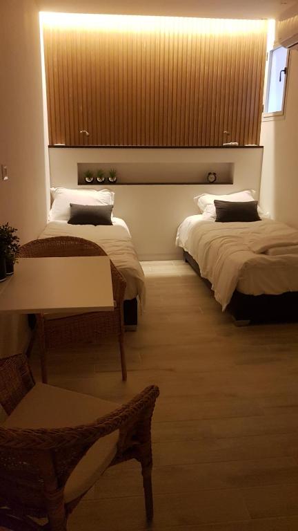 
A bed or beds in a room at Beit El Hotel יחידת אירוח בית אל
