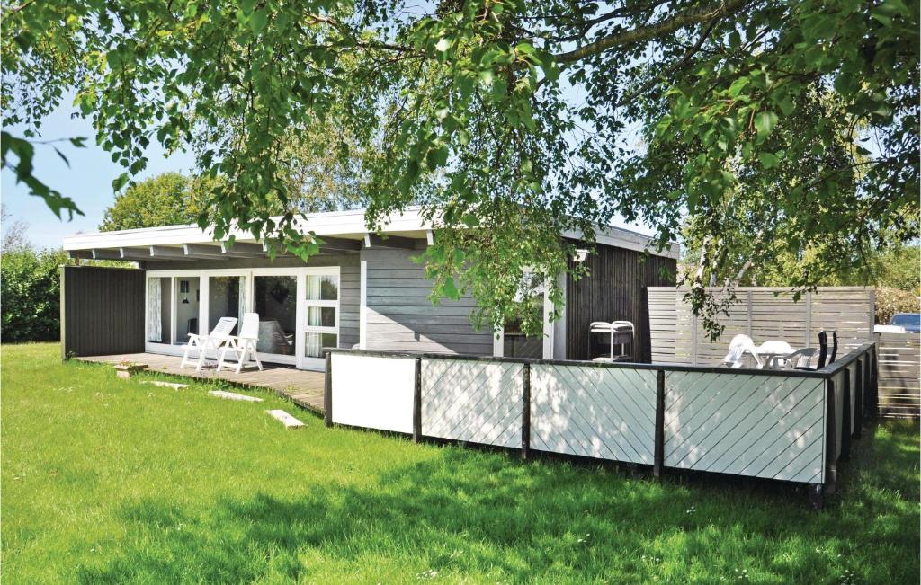 uma pequena casa com uma cerca no quintal em Awesome Home In Sydals With Kitchen em Høruphav