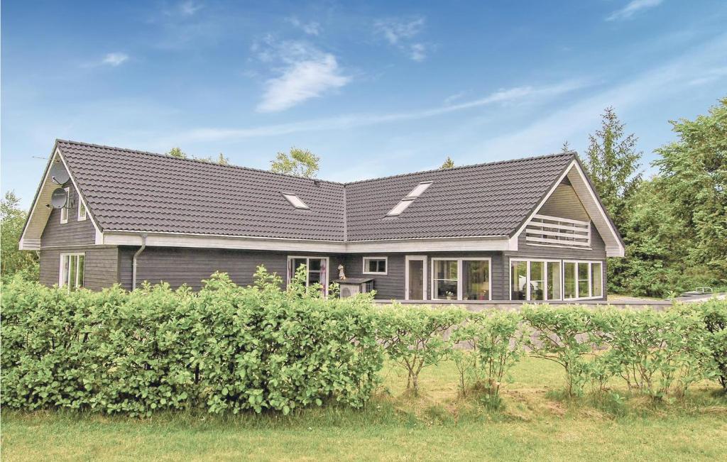 uma casa grande com um telhado cinzento em Stunning Home In Glesborg With Indoor Swimming Pool em Fjellerup Strand