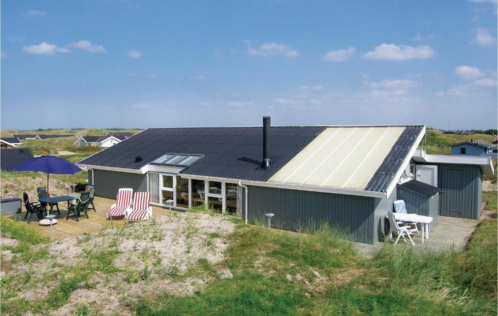 BjerregårdにあるGorgeous Home In Hvide Sande With Wifiの海辺の太陽屋根付き家