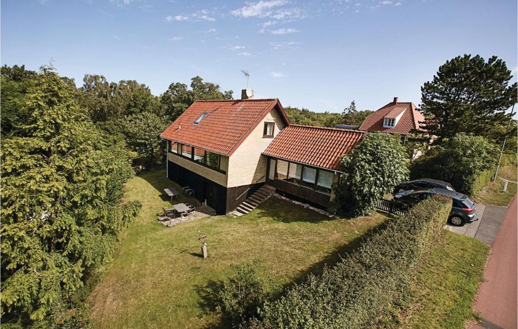 スヴァネケにあるNice Home In Svaneke With 3 Bedrooms And Wifiの赤い屋根の家屋