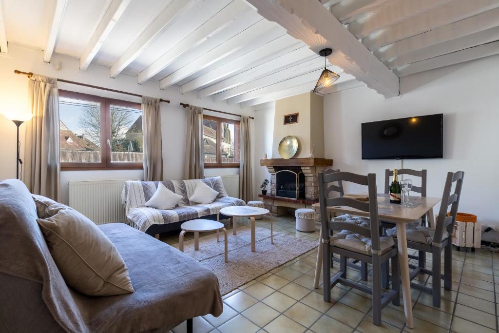 a living room with a couch and a table at La Brie à 15mn de Disneyland et Village Nature in Neufmoutiers-en-Brie