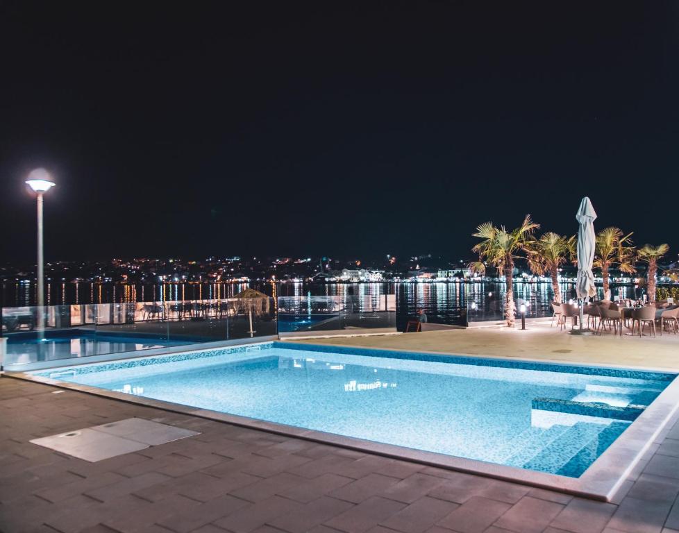 Bazén v ubytování Kaneo beach hotel Novalja nebo v jeho okolí