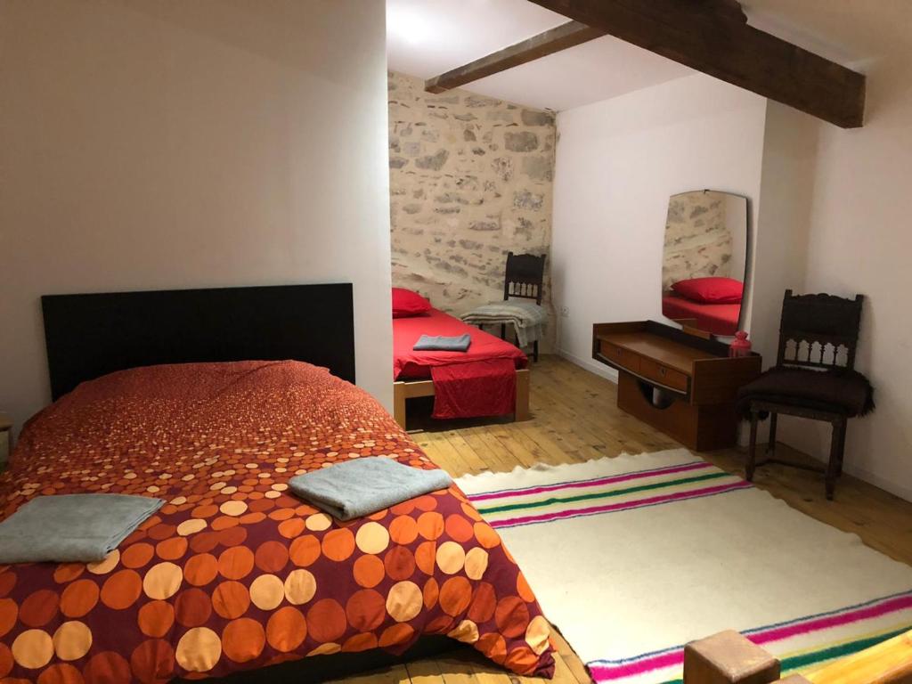 une chambre avec un grand lit et un miroir dans l'établissement Superbe Duplex Aux Arenes, à Arles