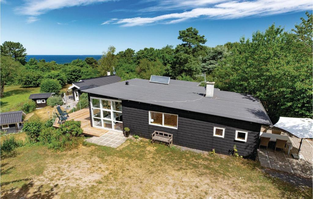 eine Luftansicht eines schwarzen Hauses auf einem Hügel in der Unterkunft Coras Hytter in Fårevejle