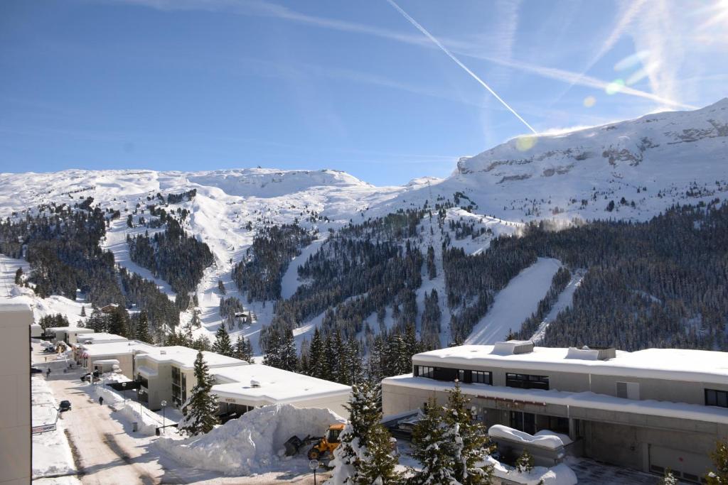 een uitzicht op een met sneeuw bedekte berg vanuit een gebouw bij SKI DORIS 310 Flaine Forêt in Flaine