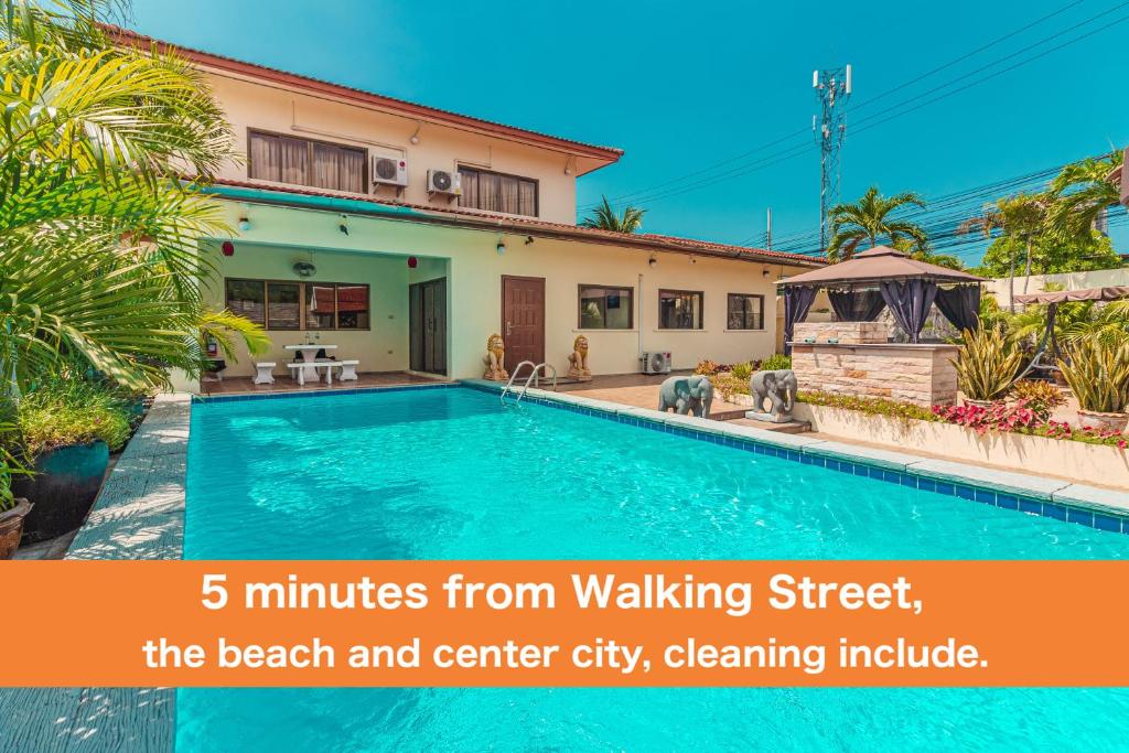 une villa avec une piscine en face d'une maison dans l'établissement VIEWBOR VILLA - PATTAYA HOLIDAY HOUSE WALKING STREET 4 bedrooms, à Pattaya (sud)