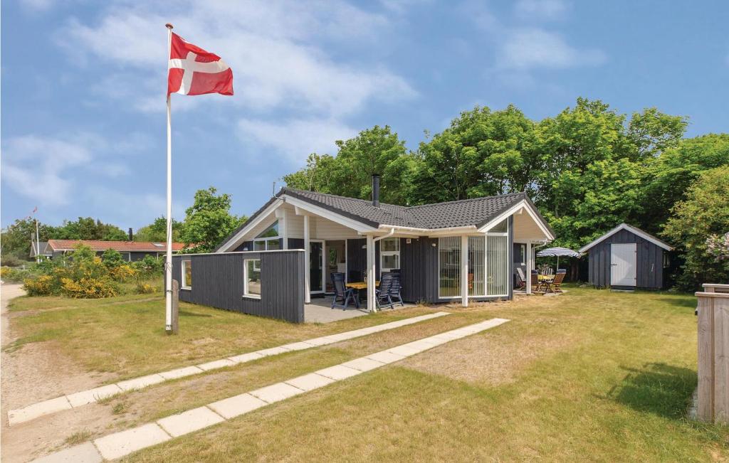 スラーエルセにあるBeautiful Home In Slagelse With 3 Bedrooms And Wifiのカナダ国旗の家