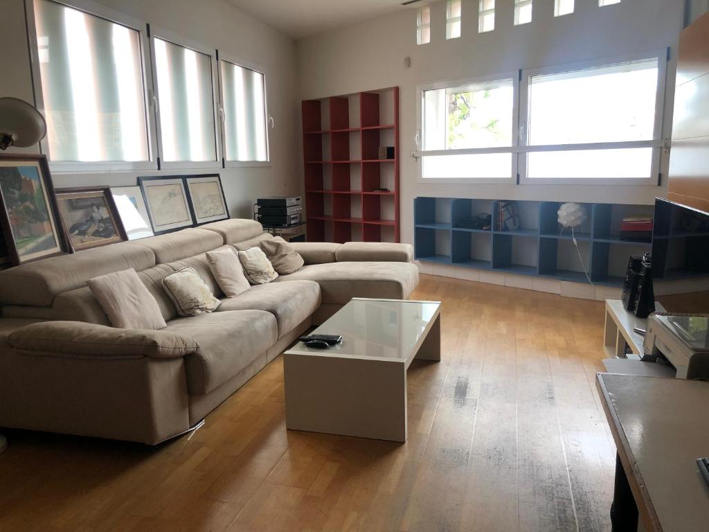 sala de estar con sofá y mesa de centro en Estudio acogedor renfe en Alicante