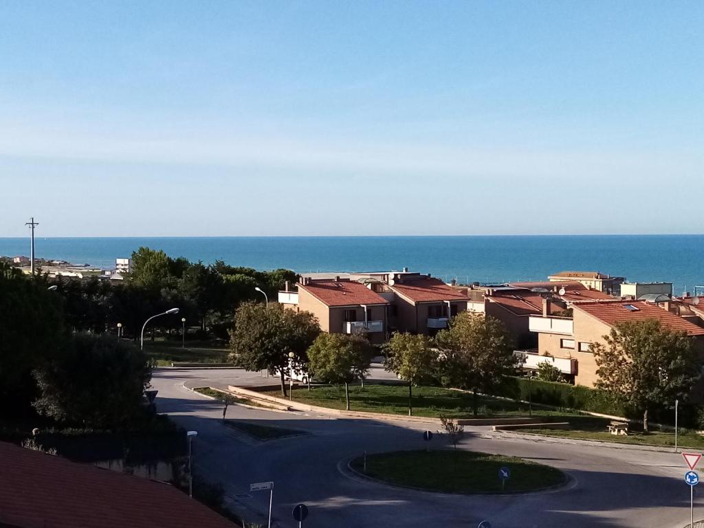 widok na ulicę z domami i ocean w obiekcie "La Gardenia" Affittacamere w mieście Marina di Montemarciano