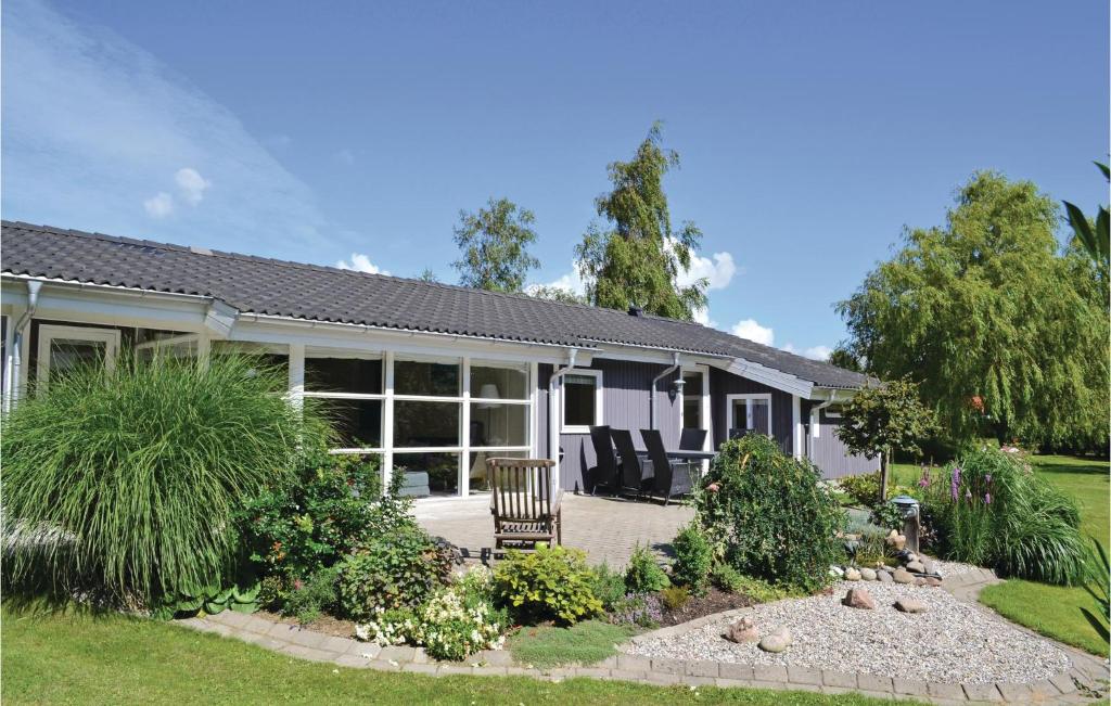 エーベルトフトにあるNice Home In Ebeltoft With 3 Bedrooms, Sauna And Wifiの前庭付きの家