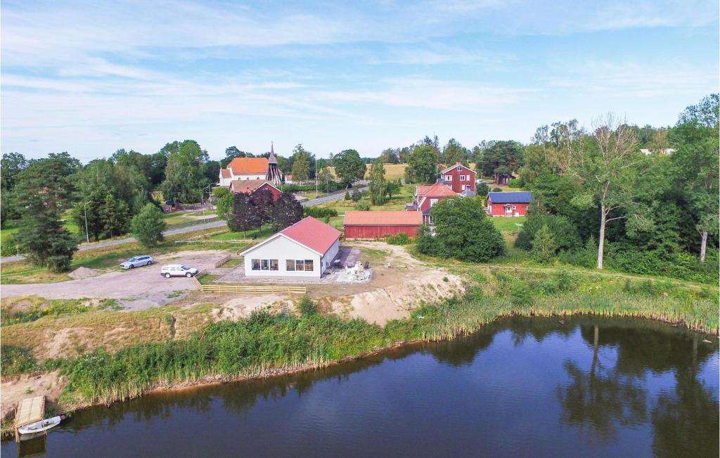 eine Luftansicht eines Hauses neben einem Fluss in der Unterkunft Amazing Home In Tidaholm With Kitchen in Gälleberg