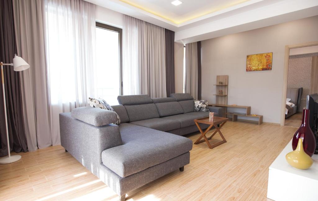 sala de estar con sofá y silla en VeraNda en Tiflis