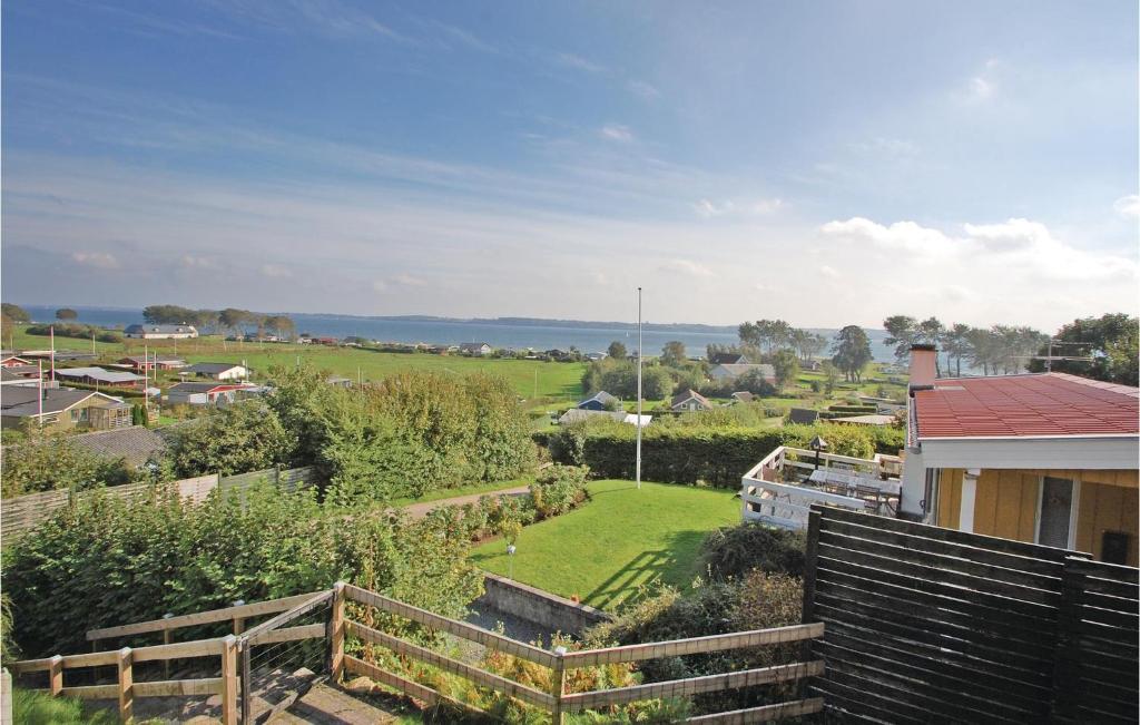 una casa con vistas al jardín en Gorgeous Home In Aabenraa With House Sea View, en Aabenraa