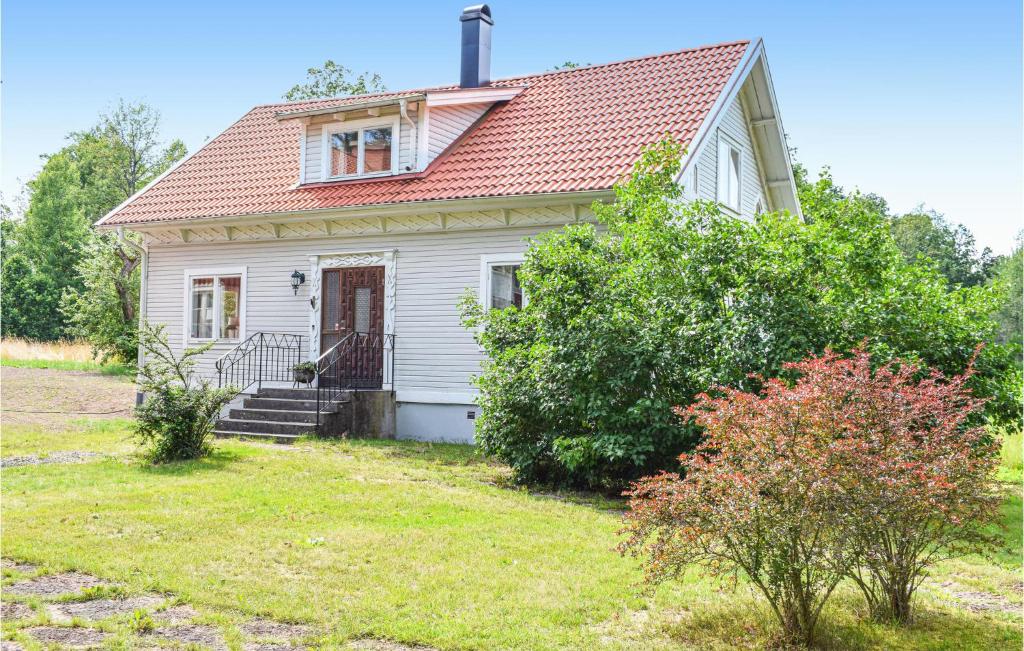 une petite maison blanche avec un toit rouge dans l'établissement 3 Bedroom Lovely Home In Orrefors, à Orrefors