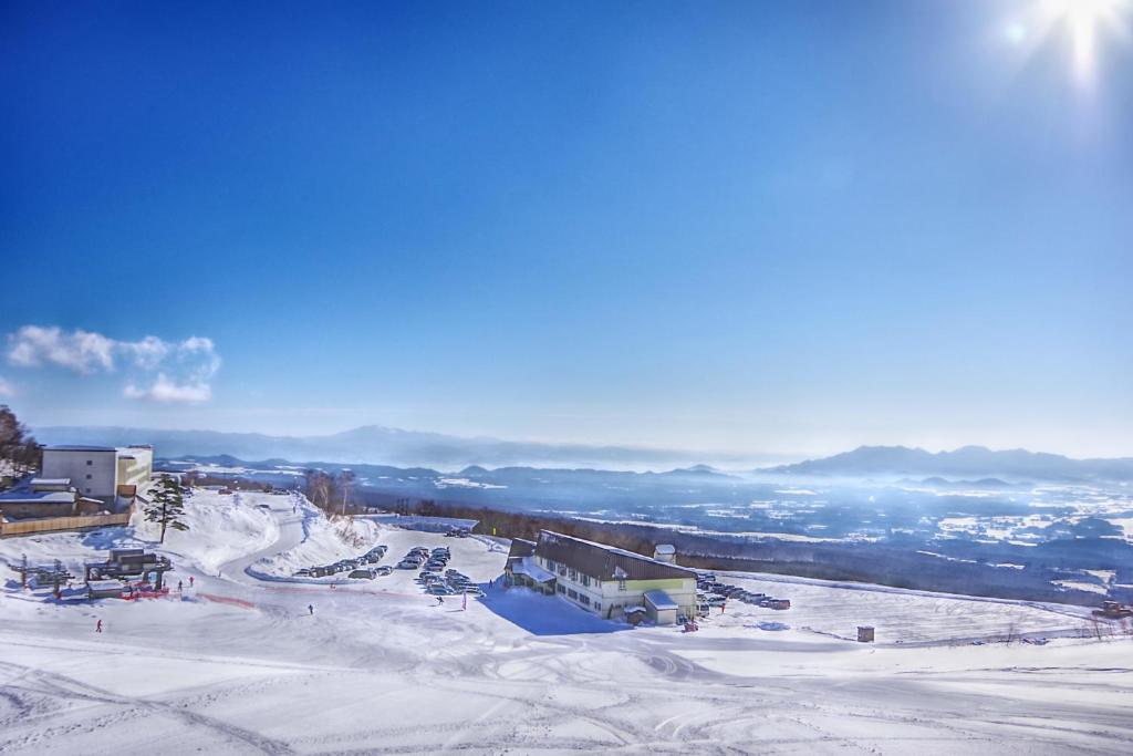 a ski resort in the snow on a mountain at Kyukamura Iwate-Amiharionsen in Shizukuishi