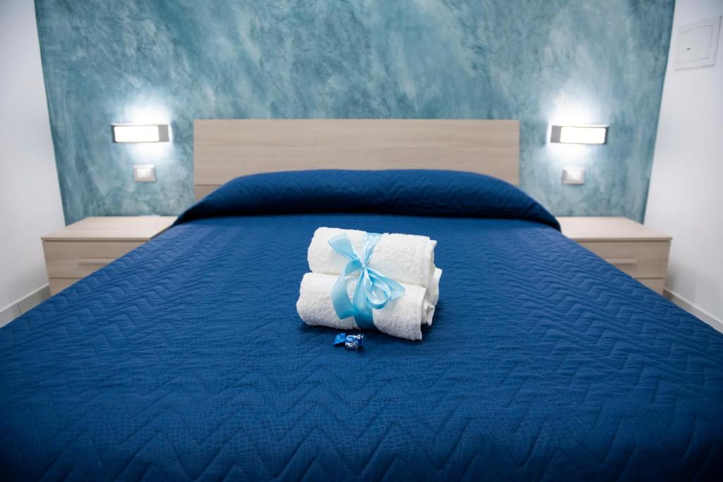 sypialnia z niebieskim łóżkiem i niebieskim łukiem w obiekcie Stabia Dream Rooms w mieście Castellammare di Stabia