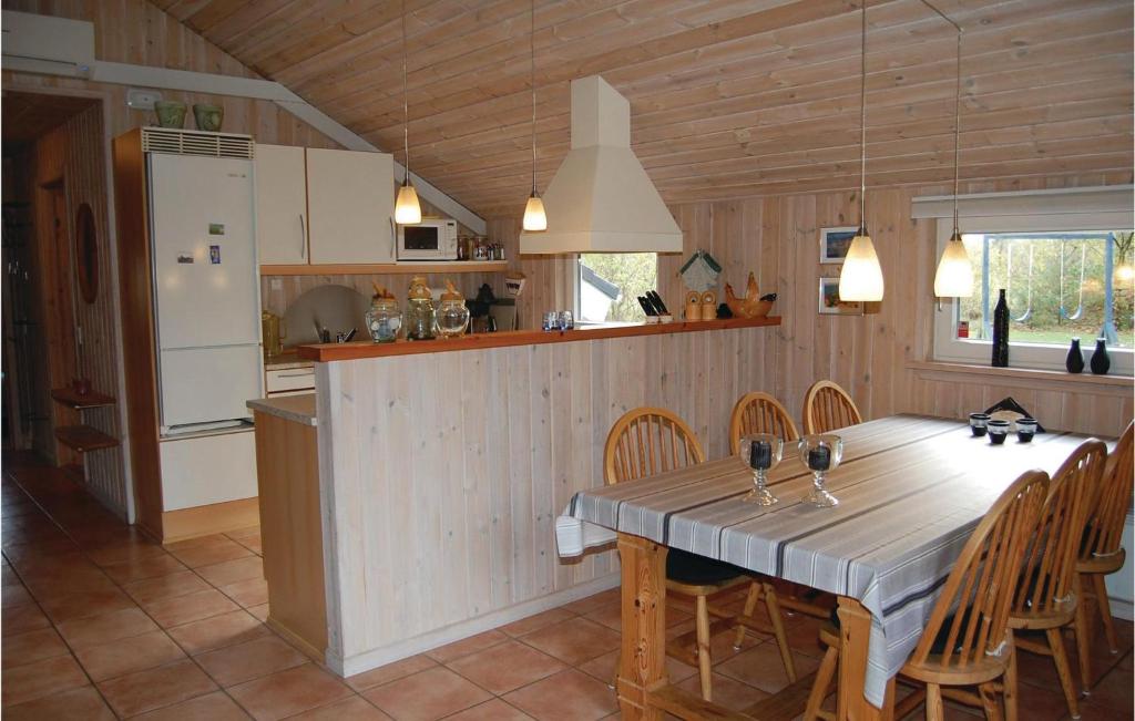 Kuchyň nebo kuchyňský kout v ubytování Holiday Home Nøddehaven Oksbøl Iv