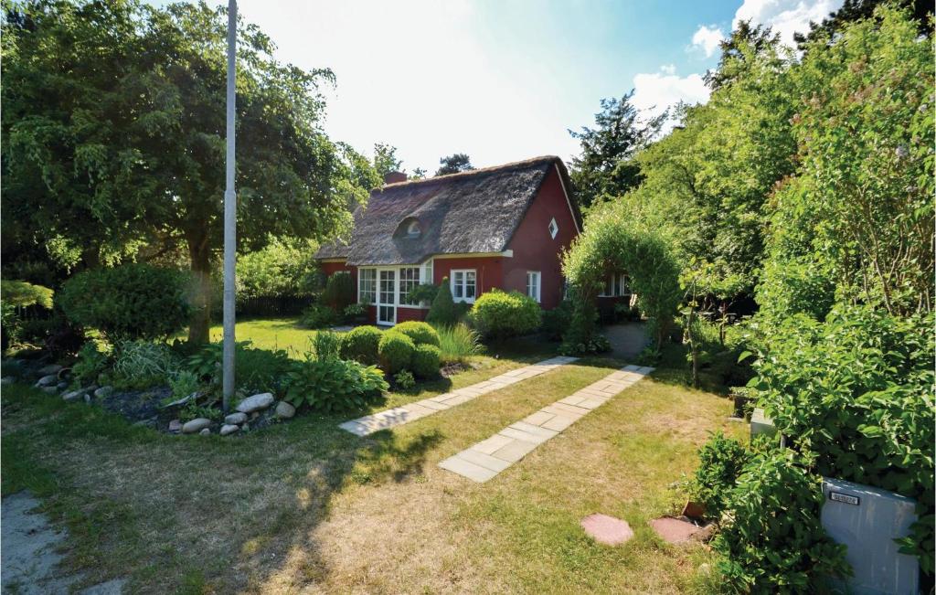 una casa roja con un jardín delante en Amazing Home In Fan With Kitchen, en Fanø