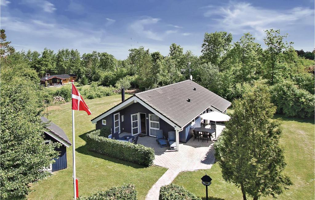 an overhead view of a small house with a flag at Awesome Home In Oksbl With Wifi in Oksbøl