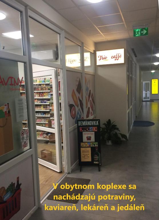 Supermarket nebo jiné obchody v  apartmánu nebo okolí