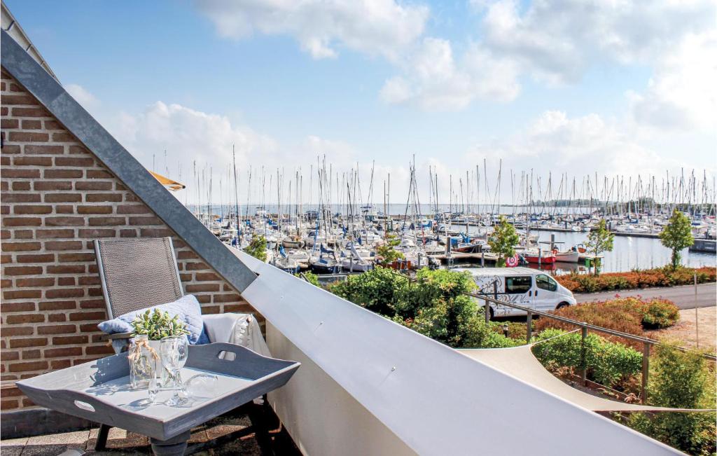 einen Balkon mit einem Tisch und Blick auf den Yachthafen in der Unterkunft Nice Apartment In Bruinisse With 1 Bedrooms And Wifi in Bruinisse