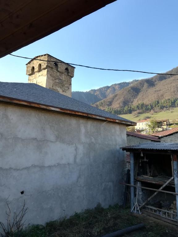 Vista generica sulle montagne o vista sulle montagne dall'interno dell'affittacamere