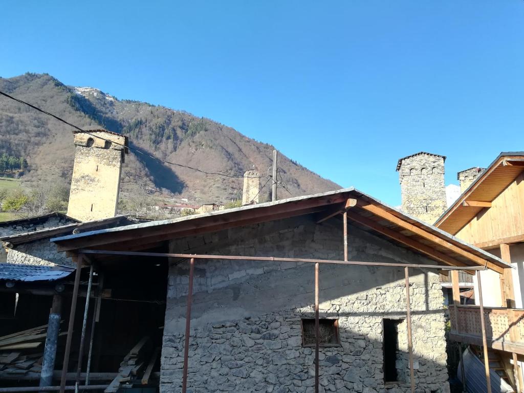 Vista generica sulle montagne o vista sulle montagne dall'interno dell'affittacamere