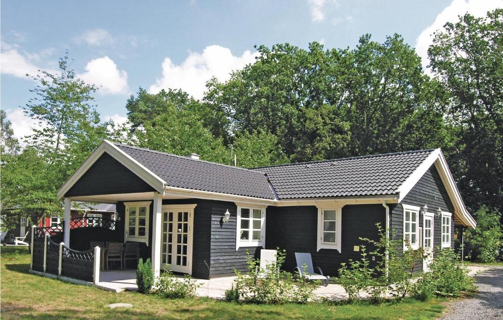 una pequeña casa en blanco y negro en Holiday Home Sahara Rønne, en Hasle
