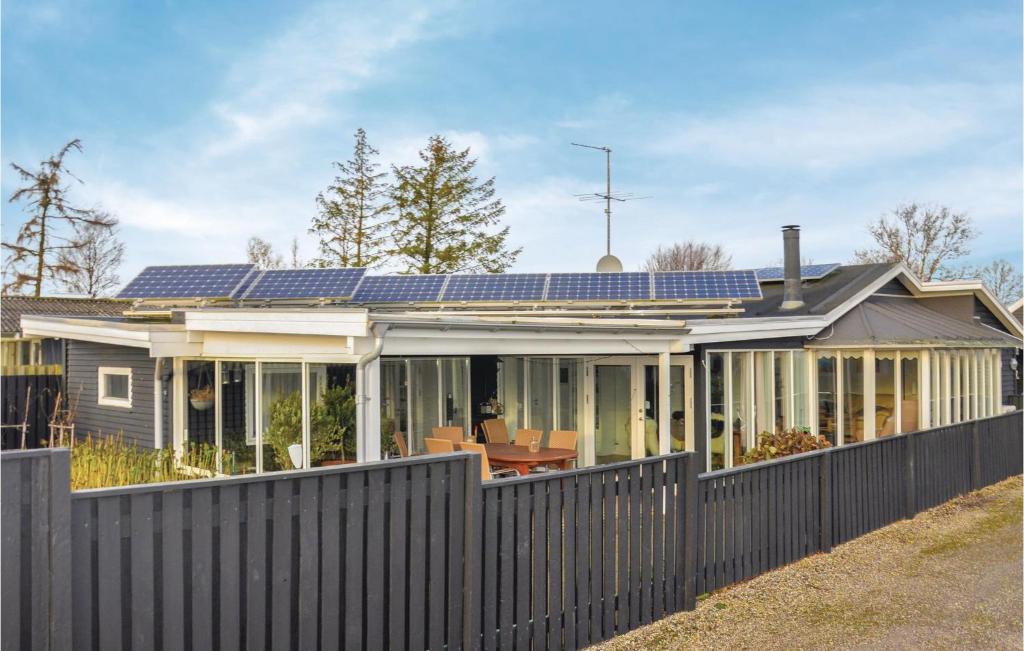 オテルプにあるNice Home In Otterup With 5 Bedrooms And Wifiの屋根に太陽光パネルを敷いた家