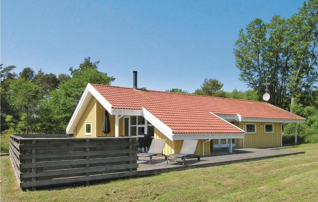 Vester Sømarkenにある4 Bedroom Beautiful Home In Aakirkebyの赤屋根の小黄色い家